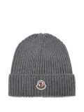 Moncler Enfant logo-patch beanie - Grey