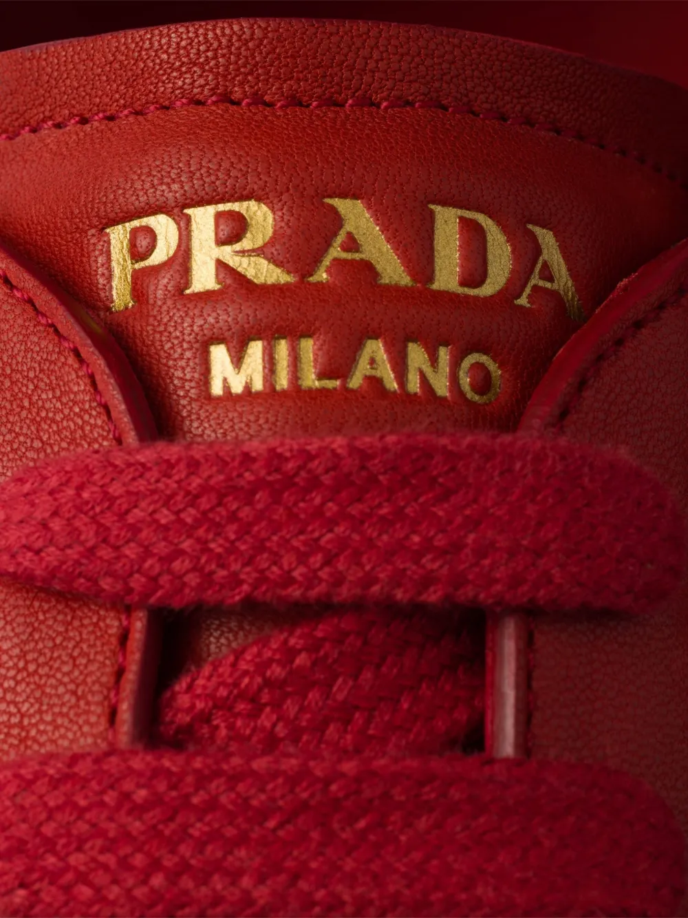 Prada Antiqued sneakers van nappaleer Bruin
