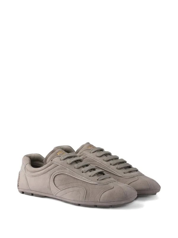 【PRADA】トレイルスエードスニーカー Prada スエード スニーカー | グレー | FARFETCH JP