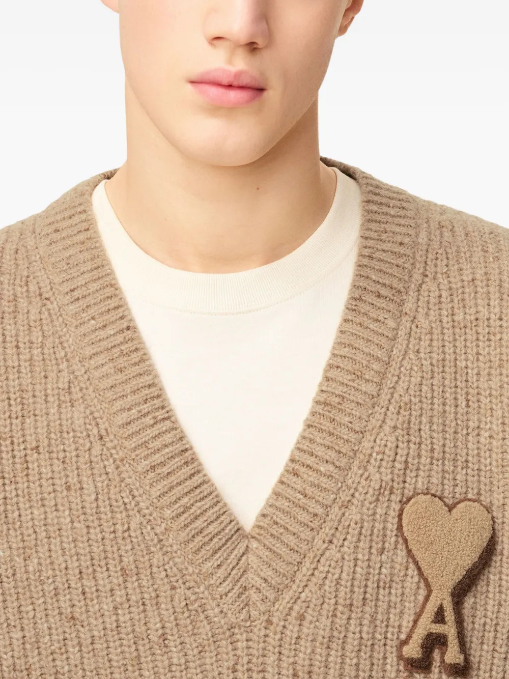 AMI Paris Ami de Coeur trui met V-hals Beige