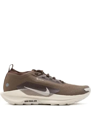 Nike Shox R4 スニーカー | ブラウン | FARFETCH JP