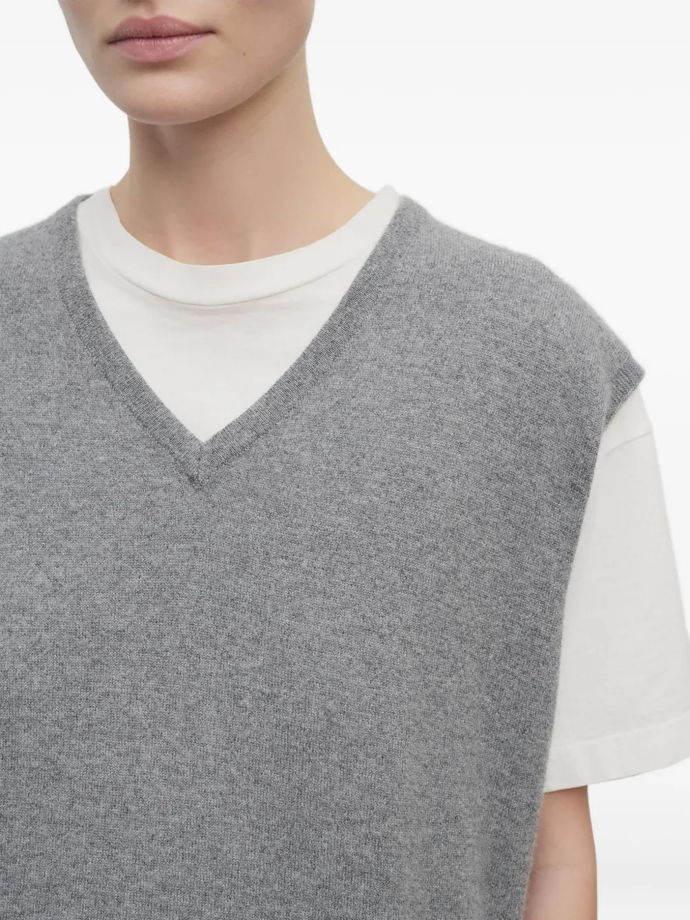 The Row Kossy mouwloze top met V-hals Grijs