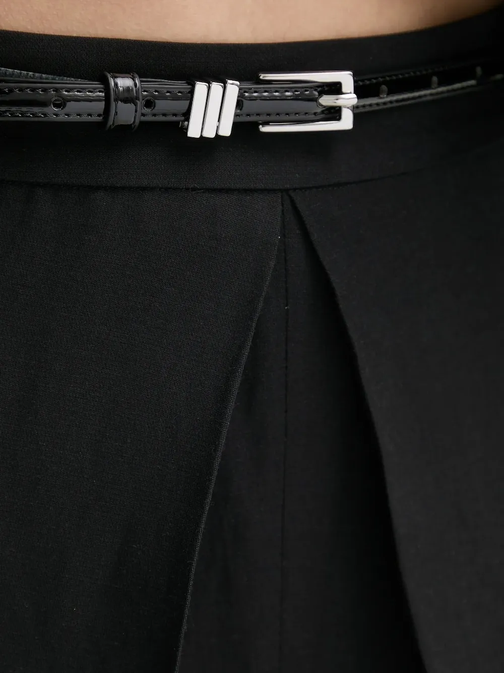 Isabelle Blanche Pleated Buckle-detail Trousers In Black