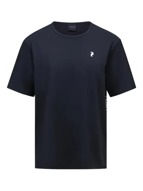 Peak Performance playera deportiva Trail con detalle de logo y panel lateral