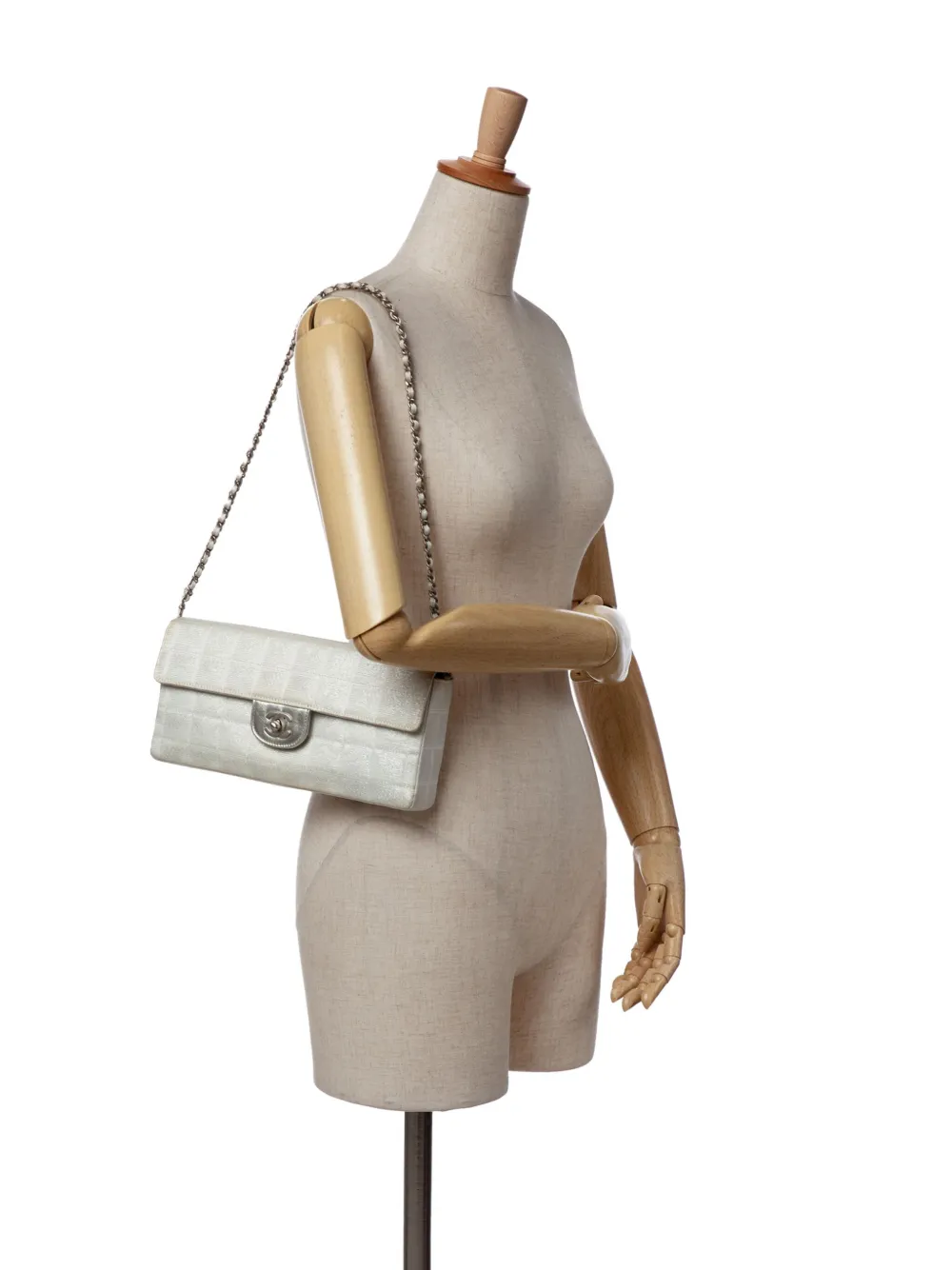 Pre-owned Chanel 2000-2002 New Travel Line Nylon East West Flap Shoulder Bag In Silver