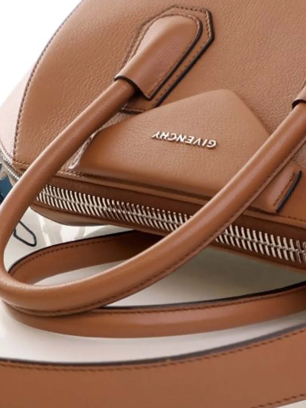 Givenchy Pre-Owned 2011-2024 Medium Sugar Goatskin Antigona satchel | Pre-Owned | Image 2