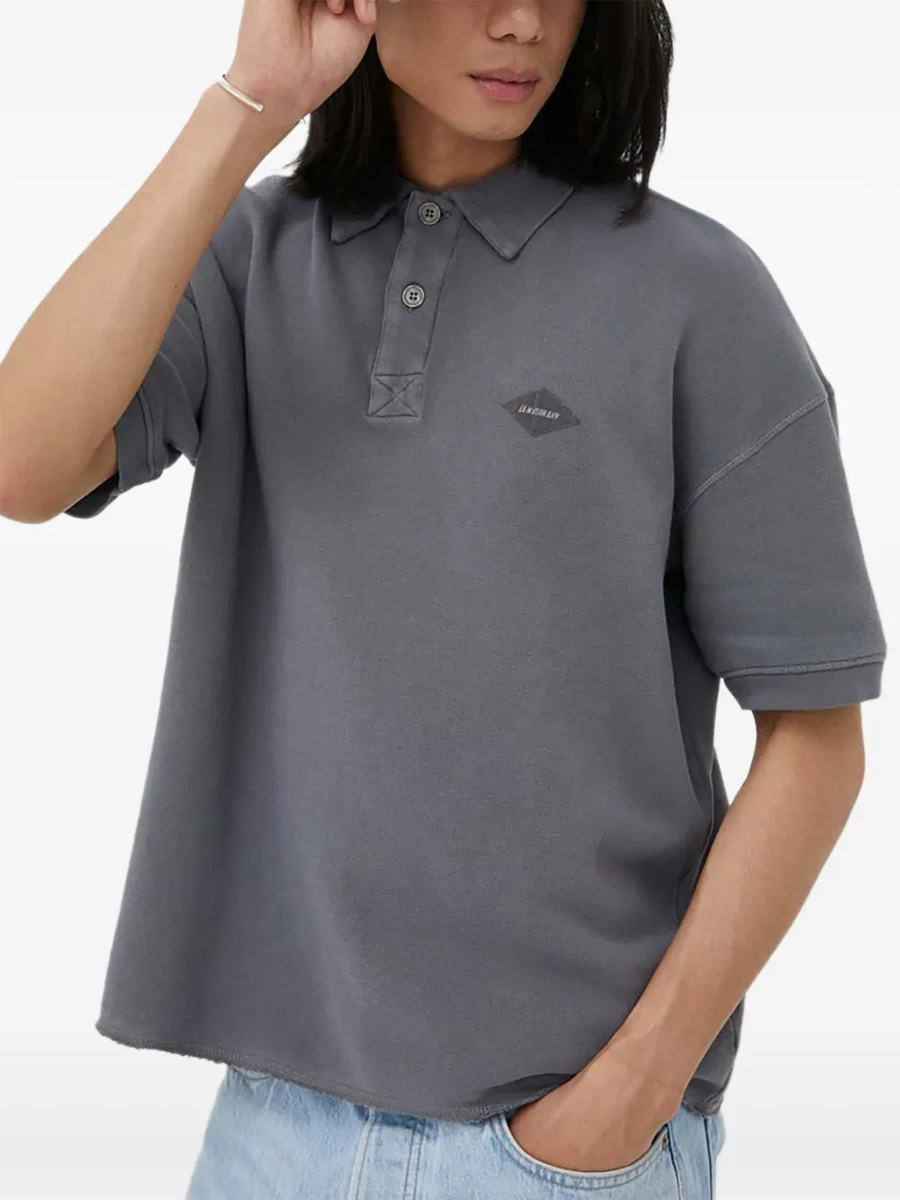 American Vintage Poloshirt met logoplakkaat en korte mouwen Grijs