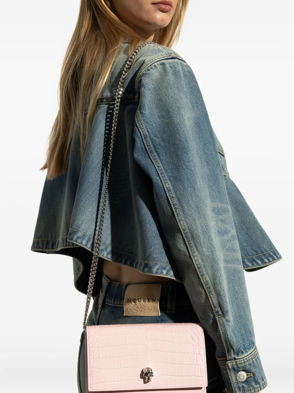 Alexander McQueen Kleine Skull schoudertas met krokodillen-reliëf Roze