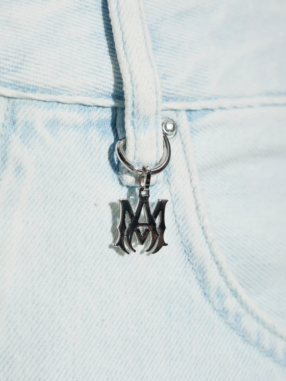 AMIRI ロゴチャーム ジーンズ | ブルー | FARFETCH JP