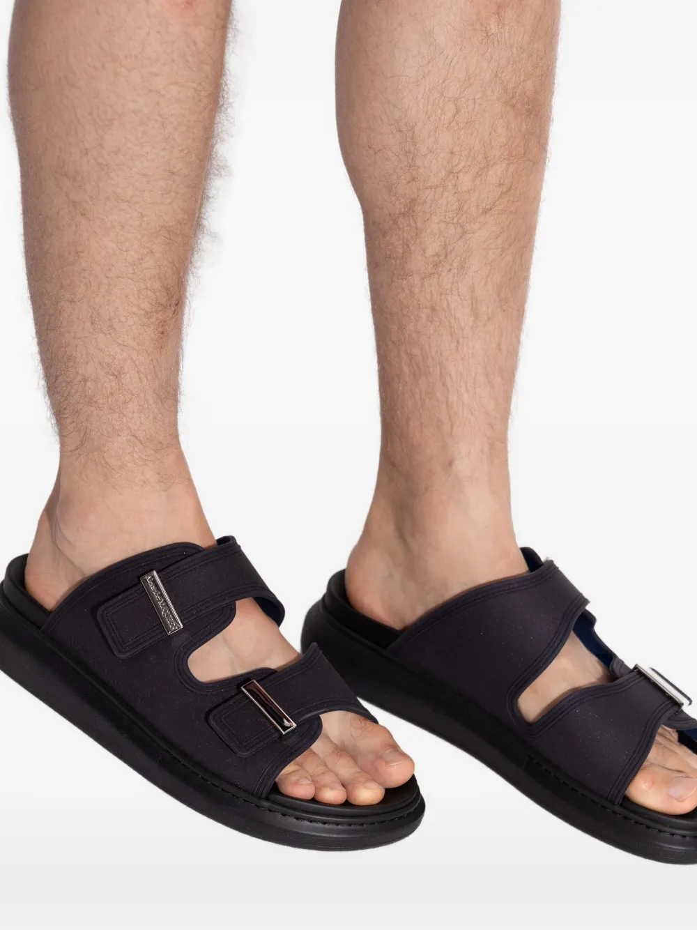 Alexander McQueen ラウンドトゥ サンダル | ブラック | FARFETCH JP