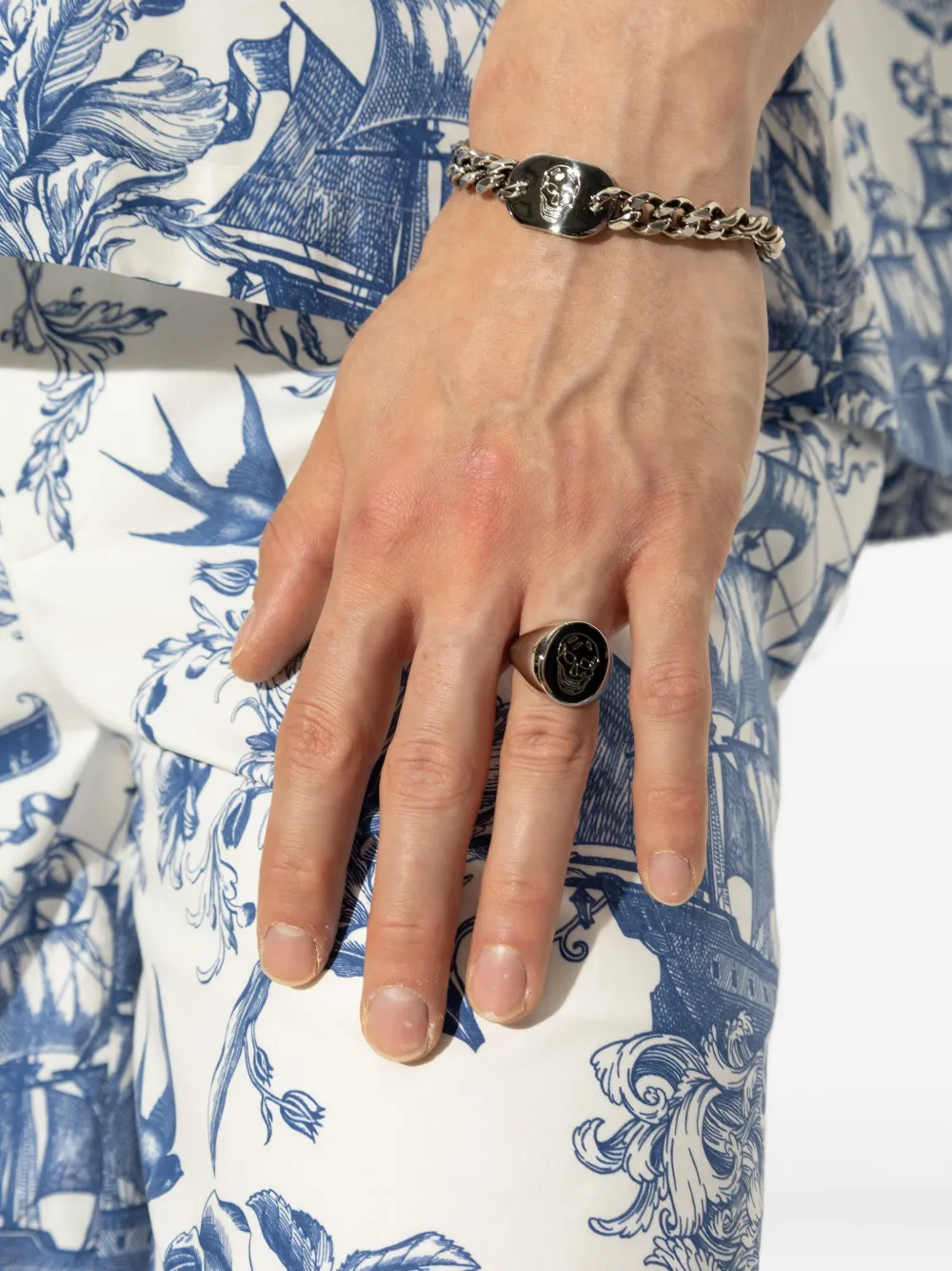 Alexander McQueen anillo de sello con calavera en relieve | Image 2