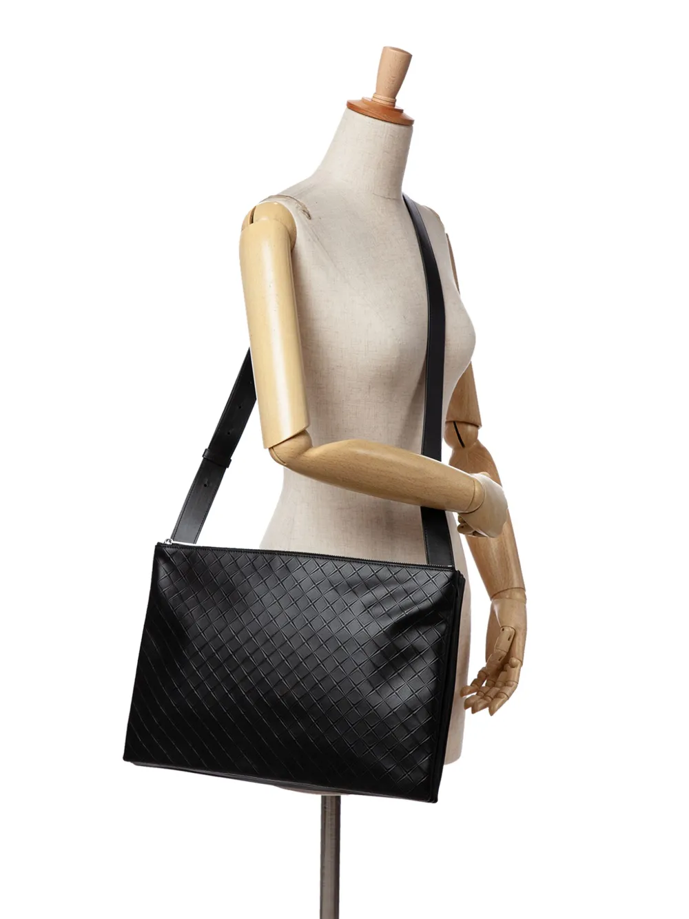 Bottega Veneta Pre-Owned 2012-2024 Lambskin Embossed Intrecciato Triple Zip Messenger Bag crossbody bag | Pre-Owned | Image 2