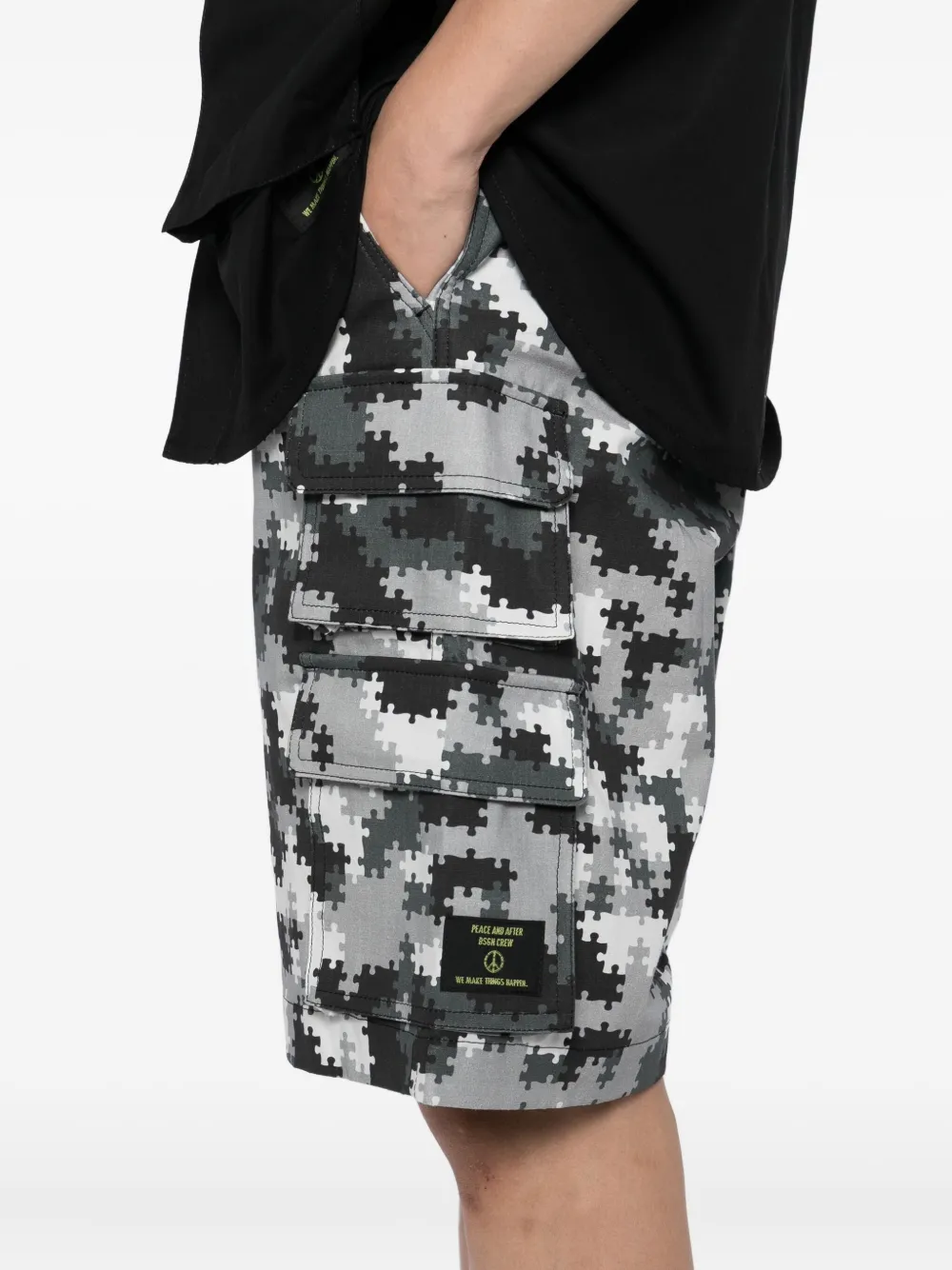 PEACE AND AFTER puzzle camo cargo shorts Zwart