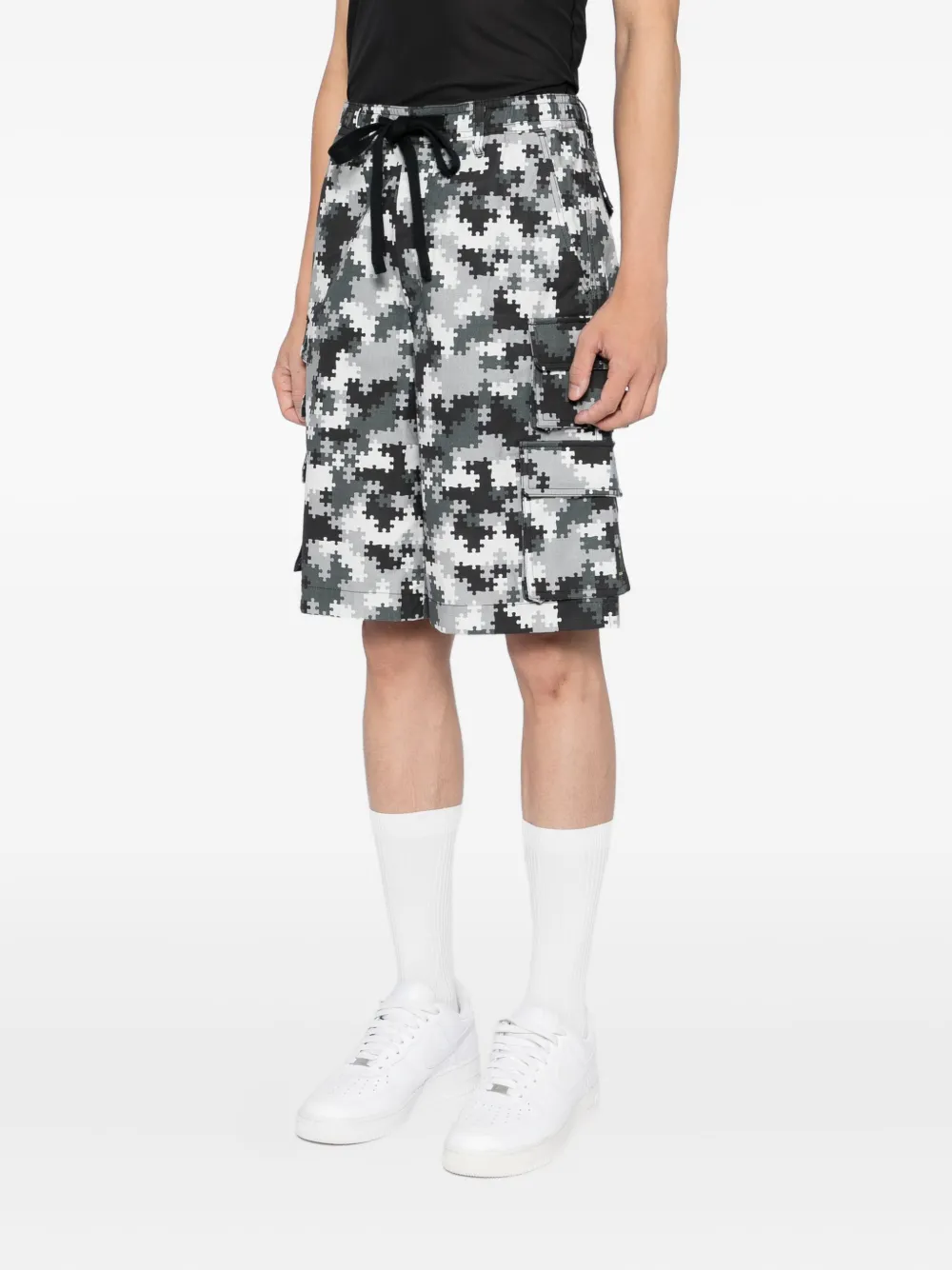 PEACE AND AFTER puzzle camo cargo shorts Zwart