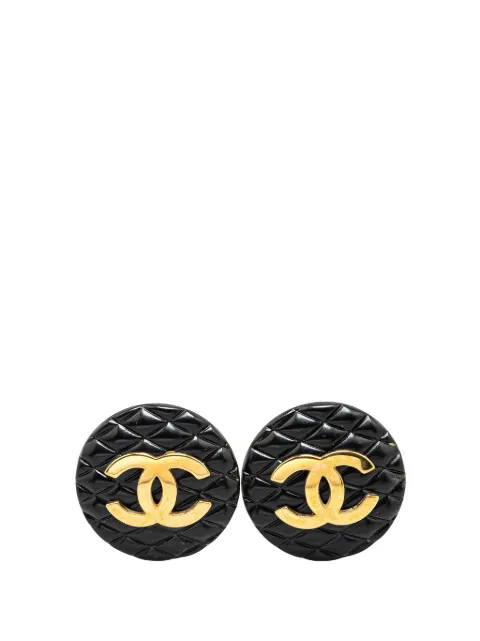 CHANEL Pre-Owned 1980-1990 CC Button Ohrclips aus Kunstharz mit Steppung