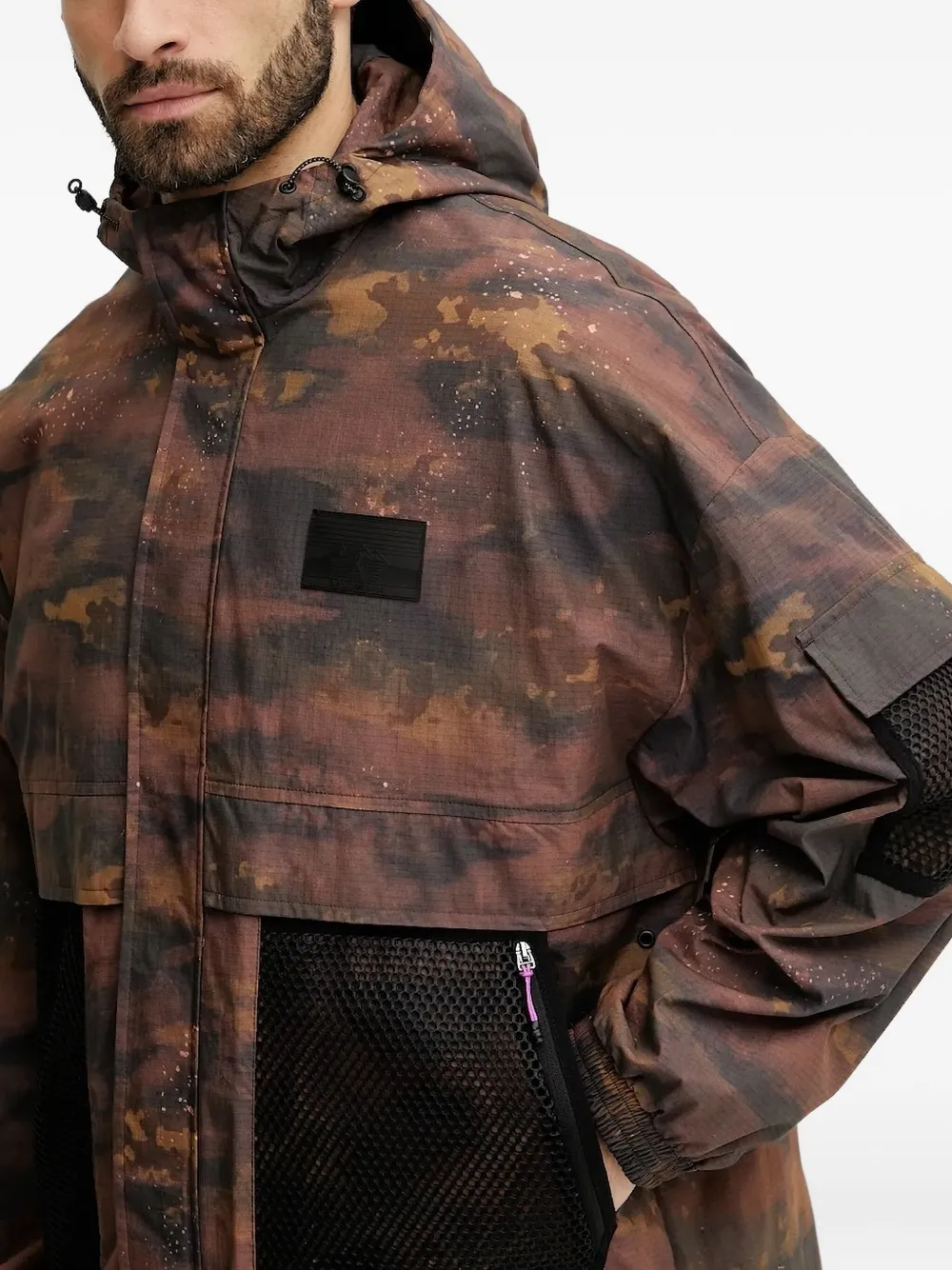 Ea7 Emporio Armani Jack met camouflageprint en mesh vlak Bruin