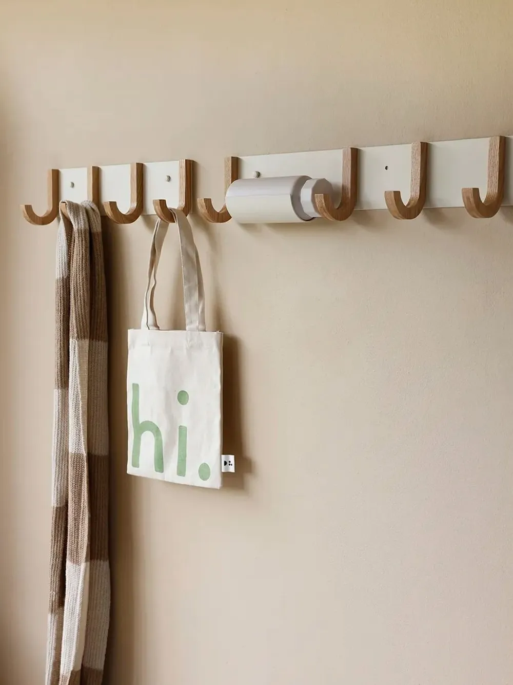 Design letters Jay Rack 4 Eichenholz-Wandhakenregal (43cm) | Regale & Ablagen  | Image 2