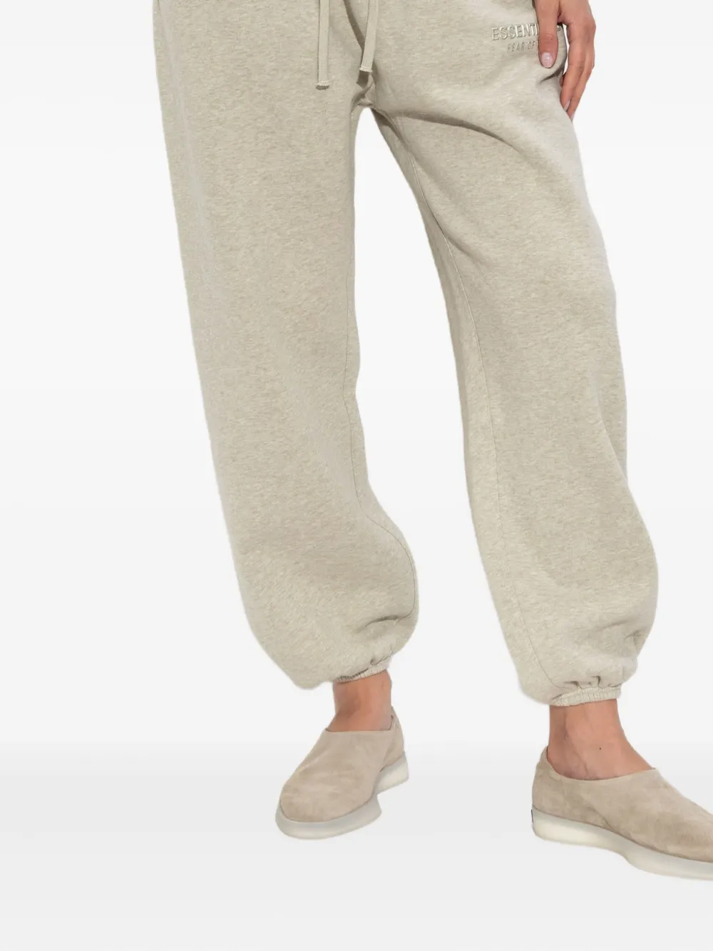 FEAR OF GOD ESSENTIALS Trainingsbroek met geborduurd logo Beige