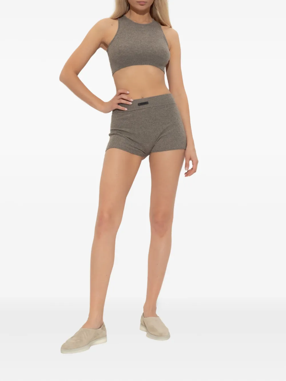 FEAR OF GOD ESSENTIALS Ribgebreide shorts Bruin