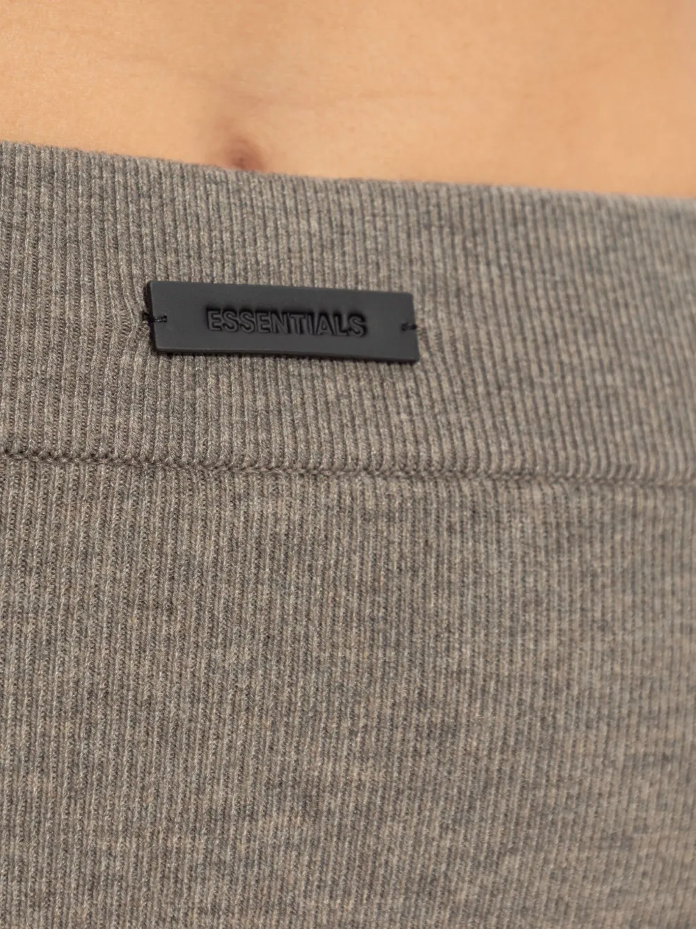 FEAR OF GOD ESSENTIALS Ribgebreide shorts Bruin