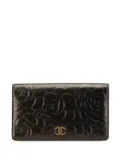 CHANEL Pre-Owned 2013-2014 Embossed Lambskin CC Camellia Bifold Wallet long wallets - Black
