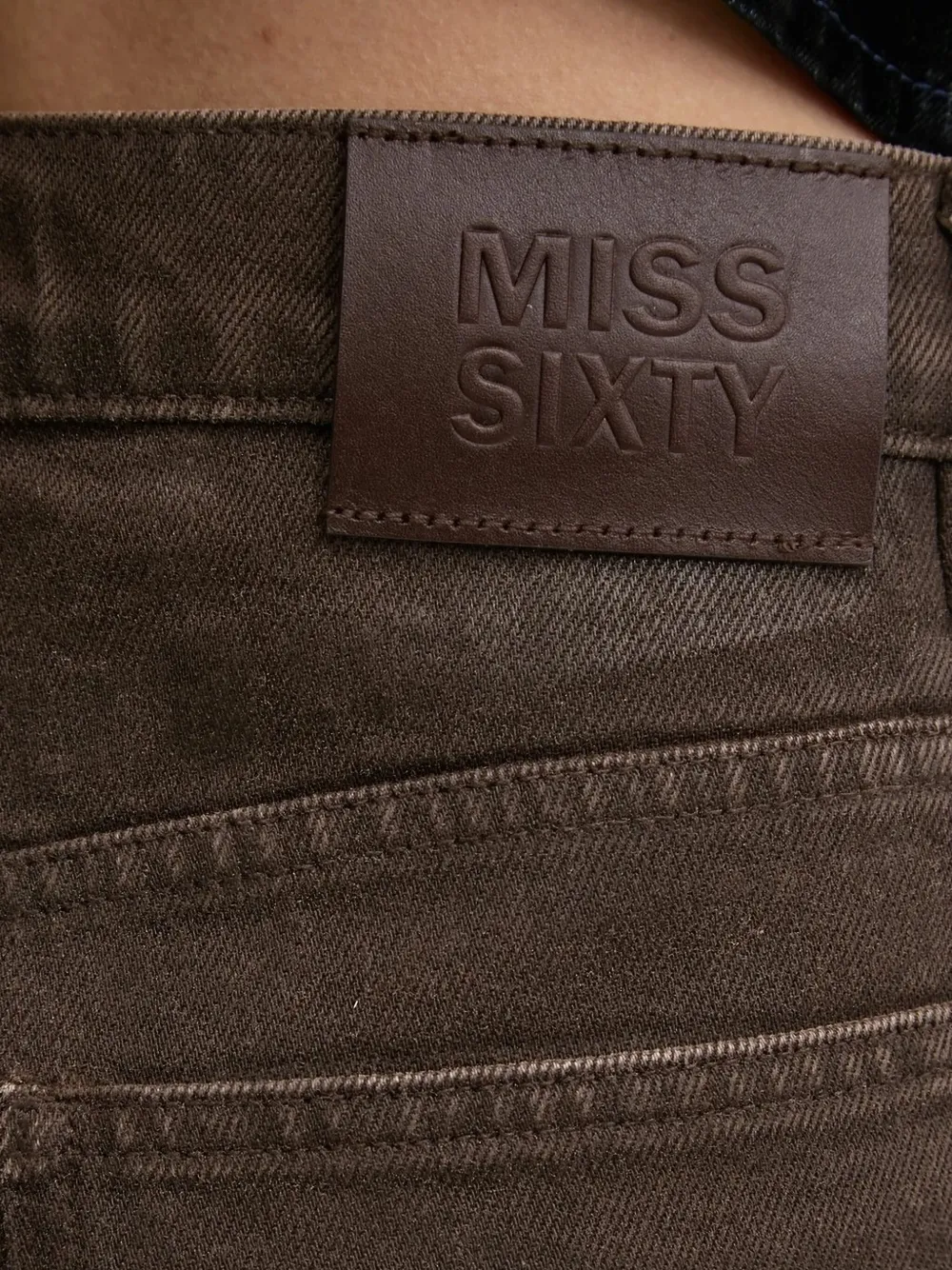 Miss Sixty Jeans met logopatch Bruin