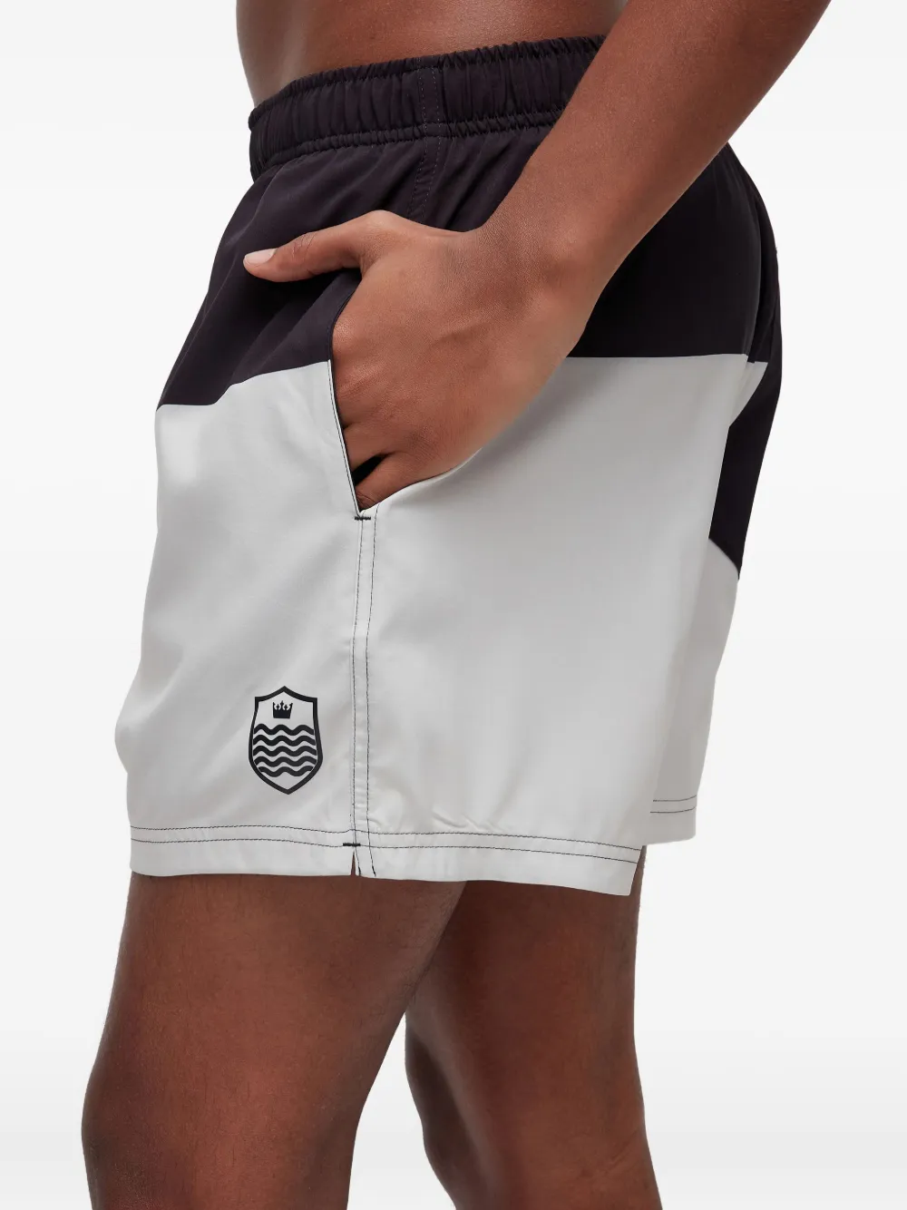 Osklen Bicolor Coat Of Arms shorts met logo Zwart