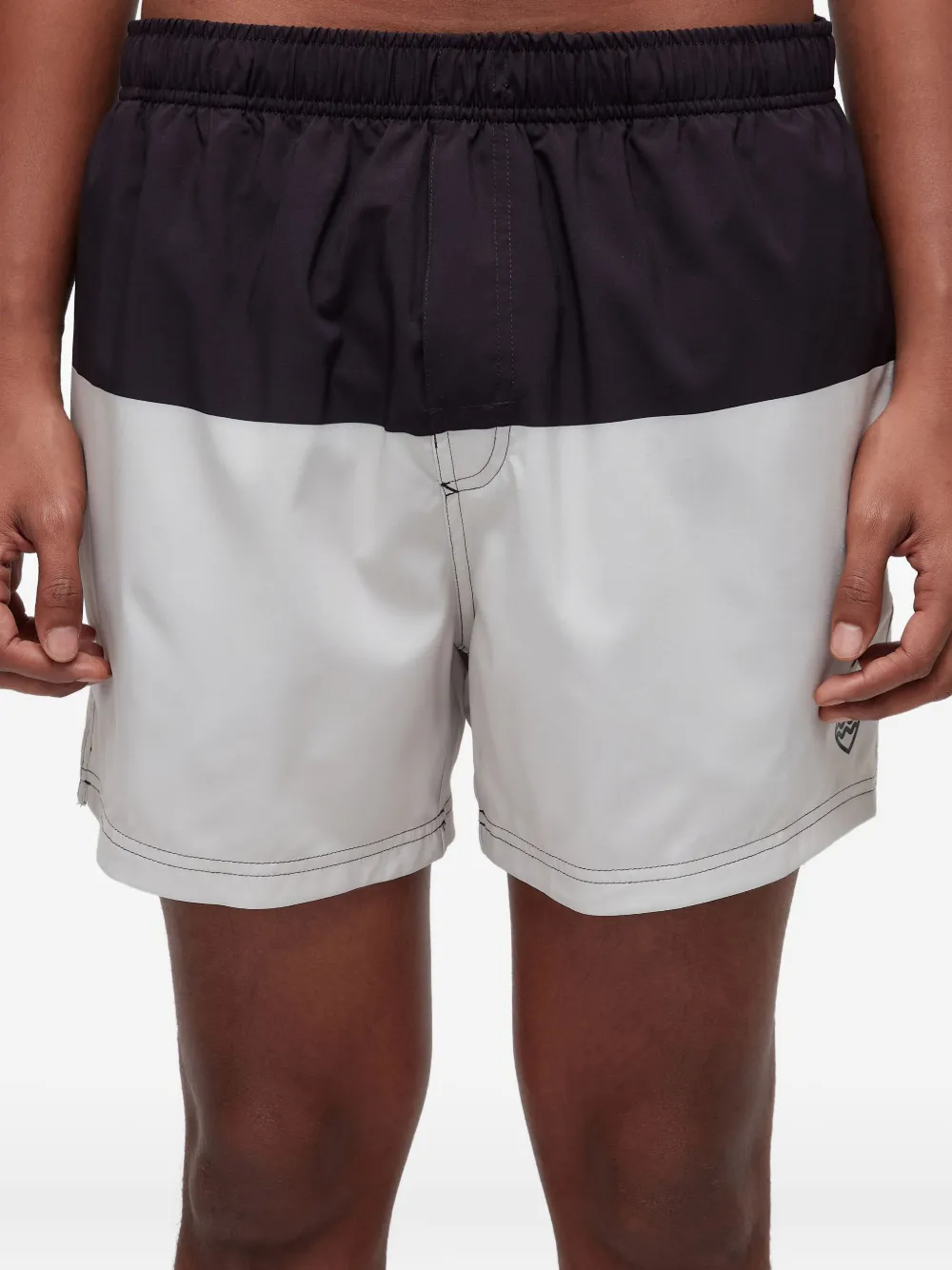 Osklen Bicolor Coat Of Arms shorts met logo Zwart