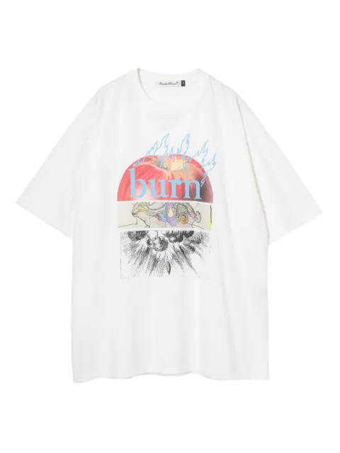 Undercover playera con manzanas estampadas