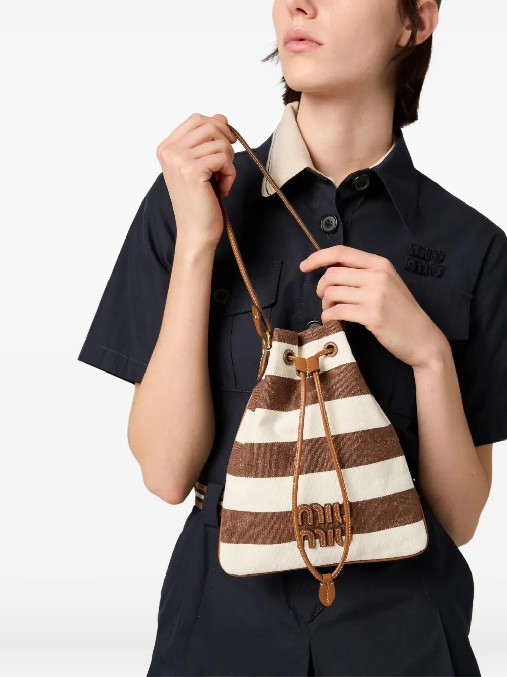 Miu striped drawstring bucket bag Bruin