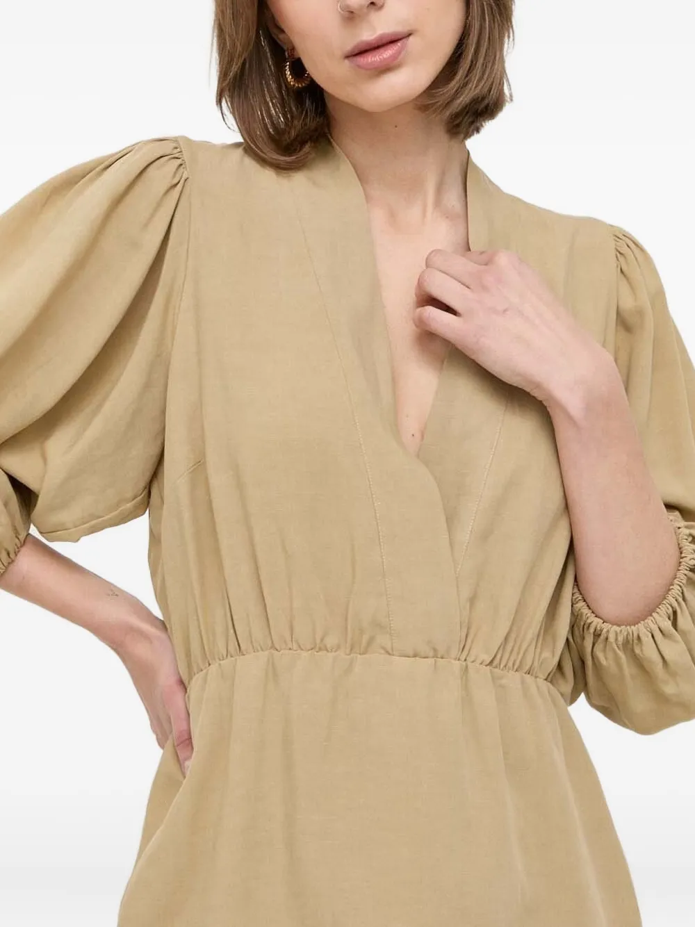 Notes du Nord Jurk met pofmouwen en V-hals Beige