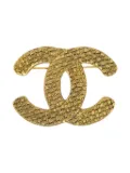 CHANEL Pre-Owned textured interlocking CC brooch - Gold