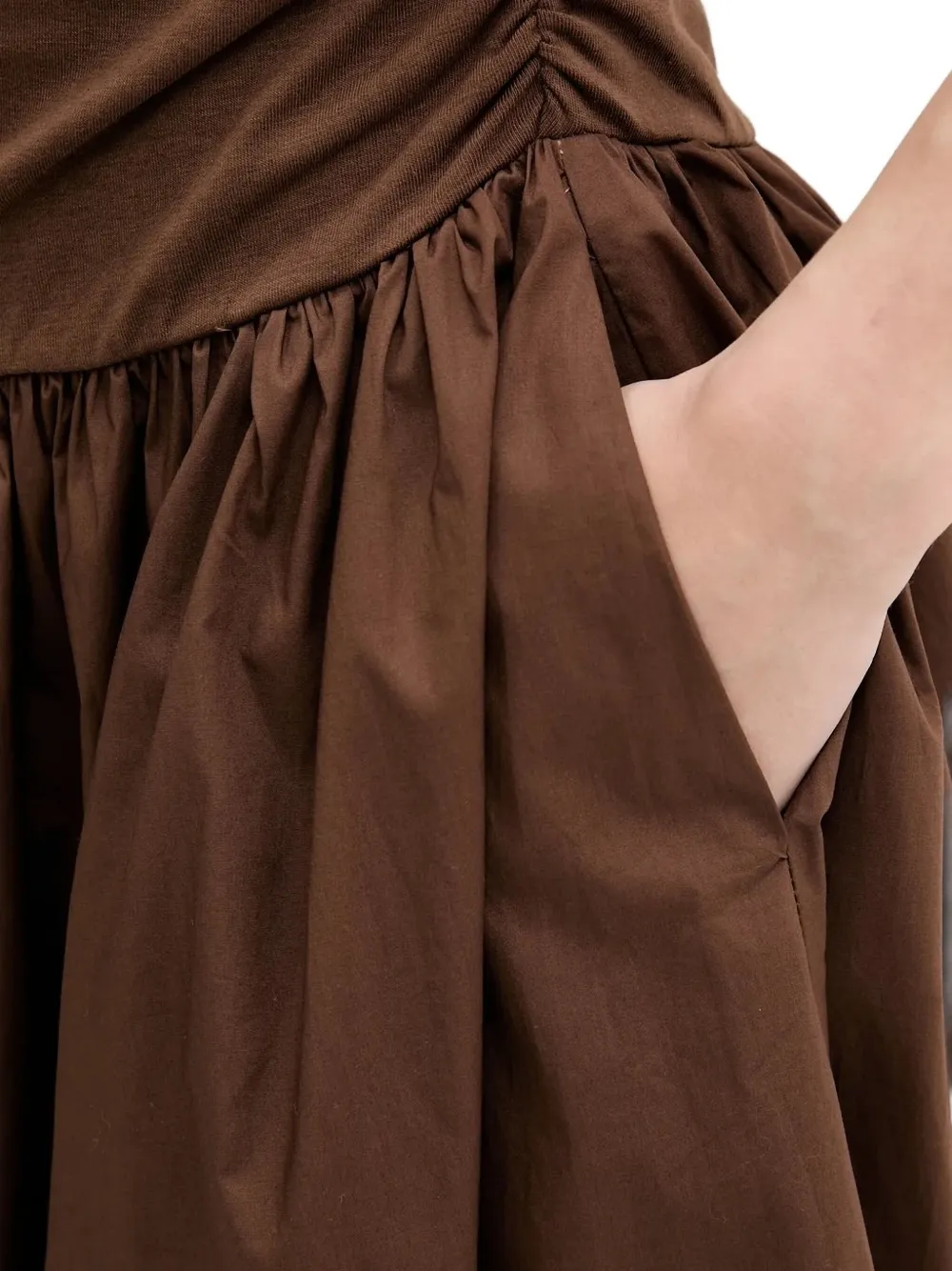 NEVER FULLY DRESSED Lola midi-jurk met gesmockte taille Bruin