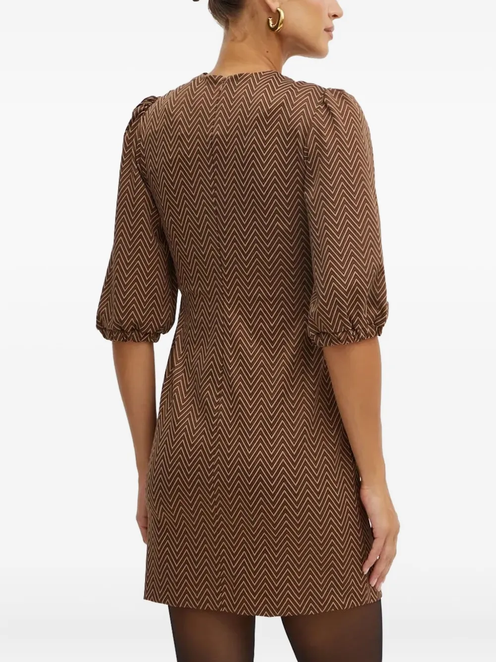 Silvian Heach Jurk met pofmouwen en chevron patroon - Bruin