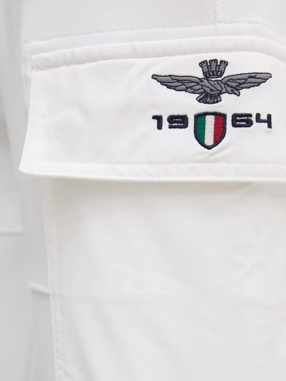 Aeronautica Militare patch-pocket cargo shorts Wit