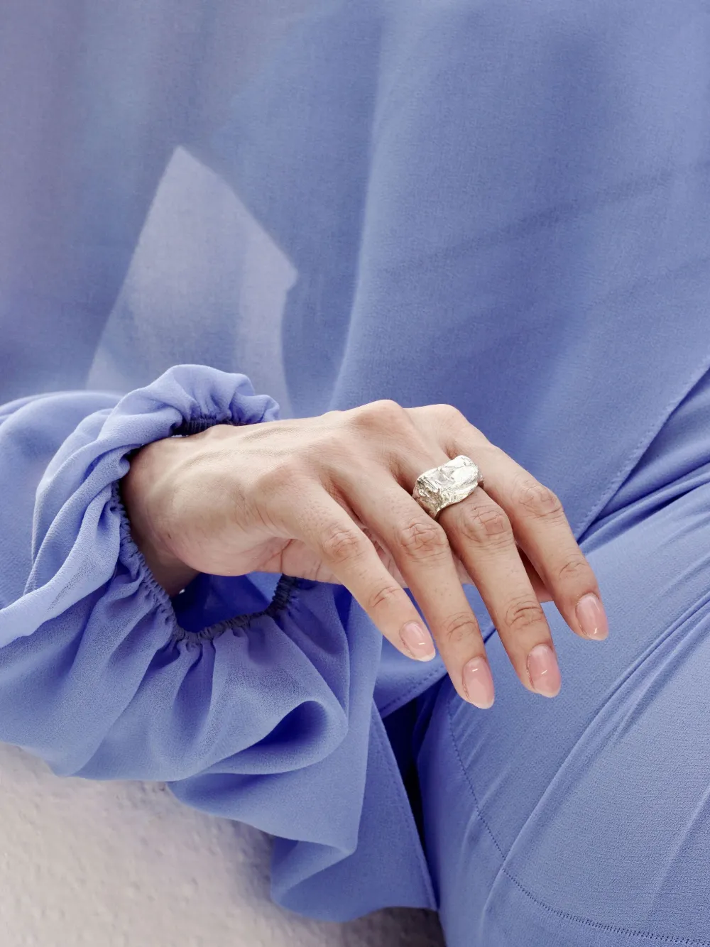 LOVENESS LEE Kai ring met textuur en saffier - Zilver