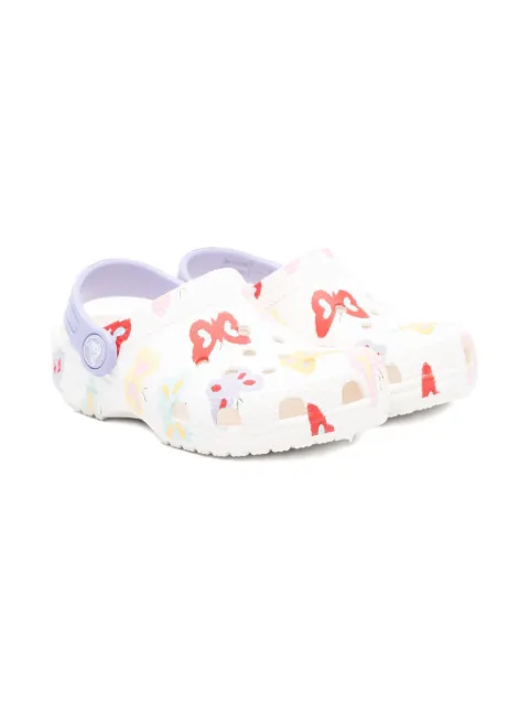 Crocs Kids Sandália clássica com estampa de borboleta