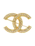 CHANEL Pre-Owned 1990-2000s crystal-embellished logo brooch - Gold