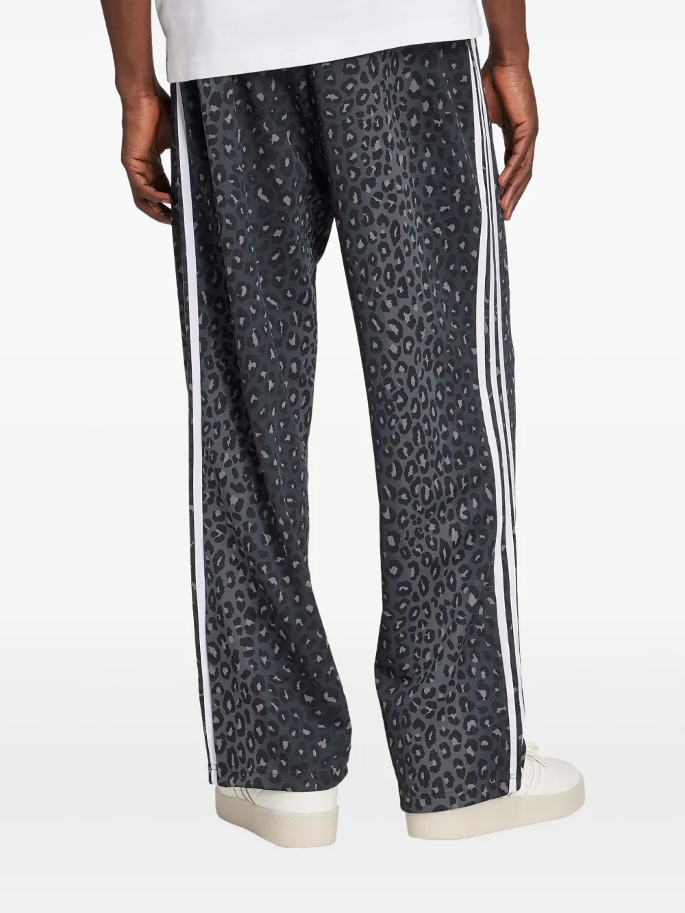 adidas Firebird gestreepte broek met luipaardprint Zwart