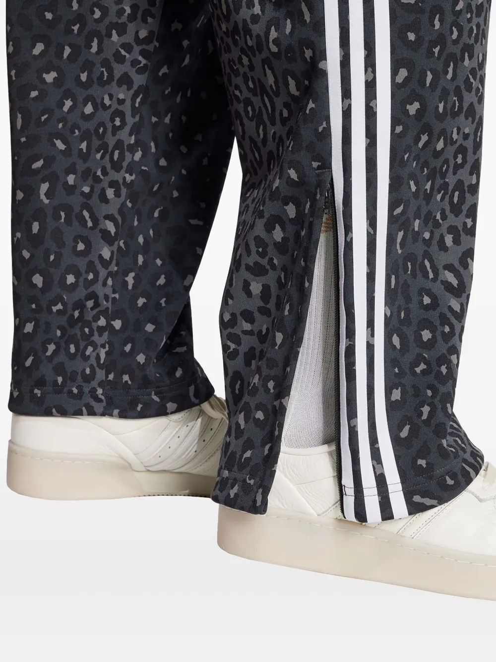 adidas Firebird gestreepte broek met luipaardprint Zwart