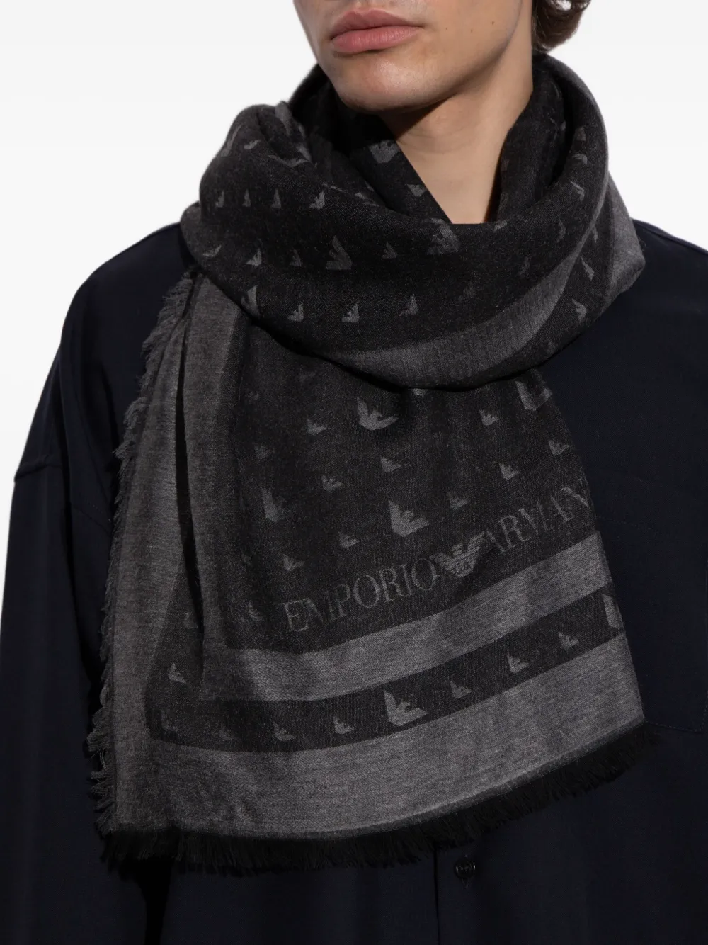 Emporio Armani eagle-logo fringed scarf Grijs