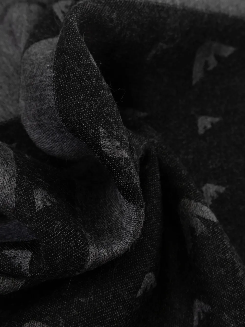 Emporio Armani eagle-logo fringed scarf Grijs