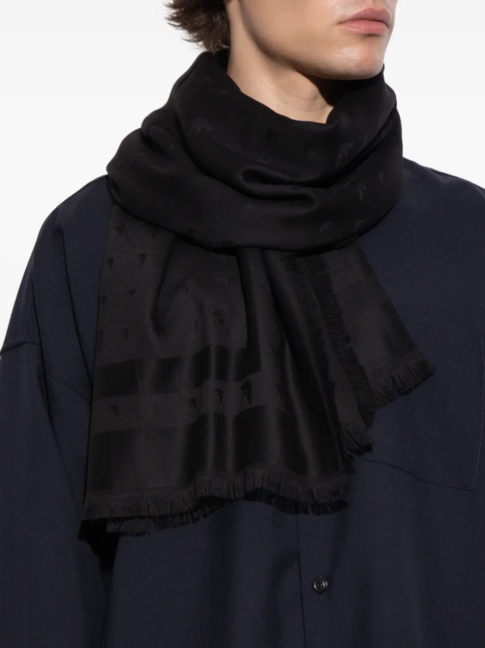 Emporio Armani eagle-emblem fringed scarf Zwart