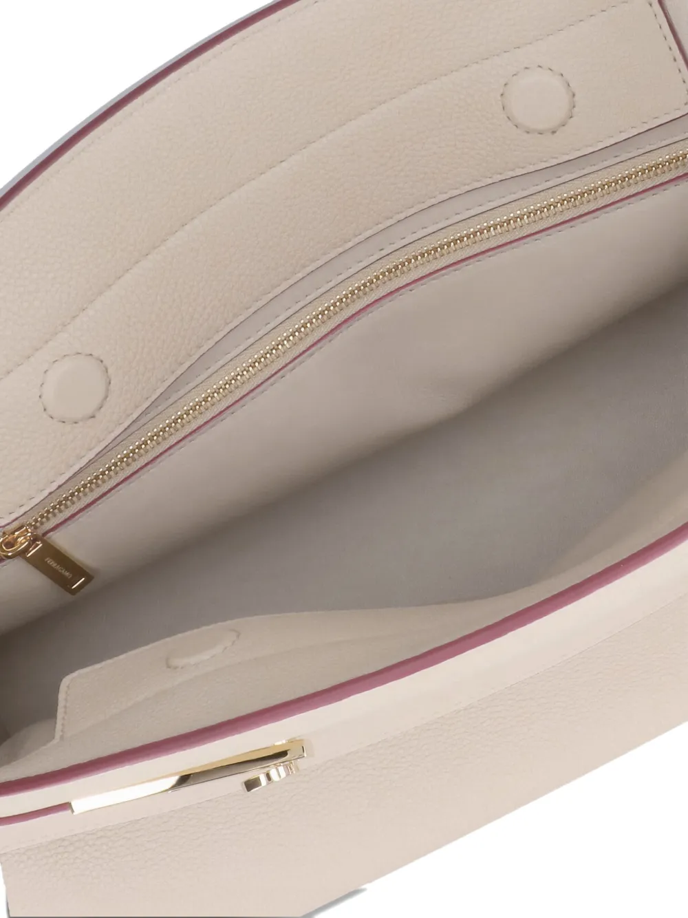 Ferragamo Hug clutch met structuur Beige