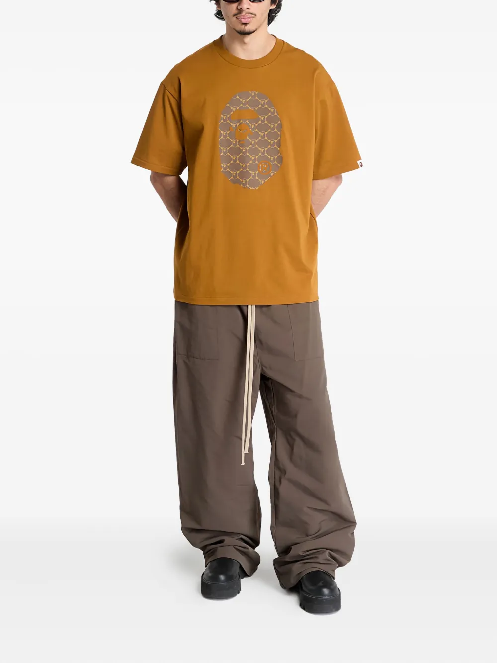 A BATHING APE T-shirt met monogram Beige