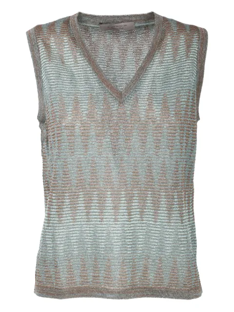 D.Exterior chevron-pattern sleeveless top