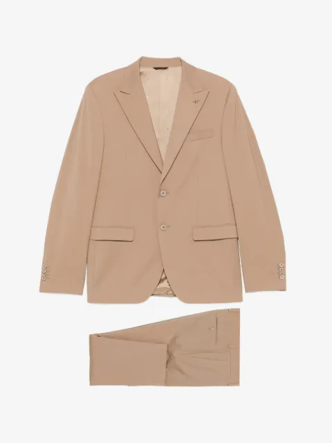Manuel Ritz traje con solapas de pico