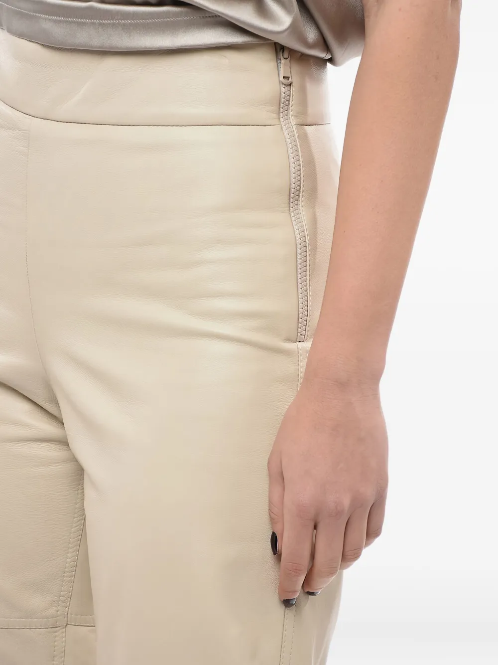 Brunello Cucinelli Leren broek met rits aan de zijkant Beige