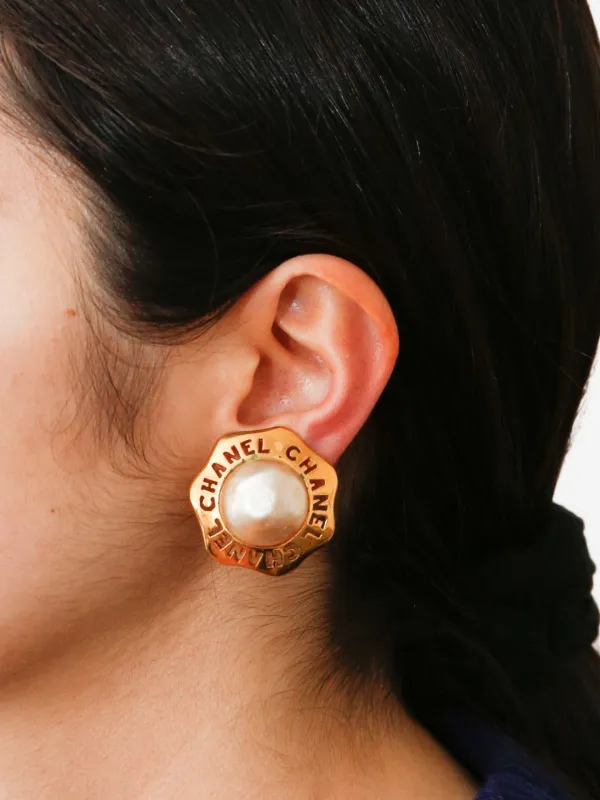 CHANEL Pre-Owned 1980s パール ラウンドピアス | ゴールドトーン CHANEL Pre-Owned 1980s パール ラウンドピアス | ゴールドトーン