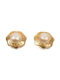 CHANEL Pre-Owned 1980s pearl-embellished round-logo earrings - Gold